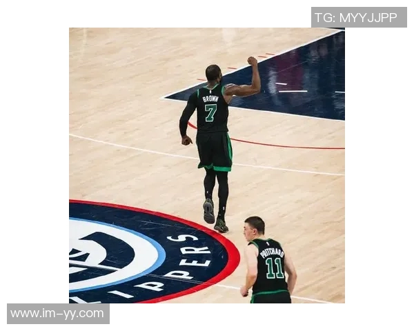 高效全能表现杰伦布朗三节狂砍28分7板9助三分球完美4中4